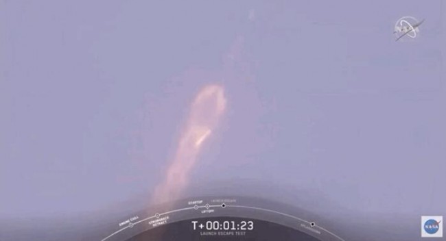 迈向载人航天新历史！SpaceX“载人版龙飞船”完成空中逃逸试验